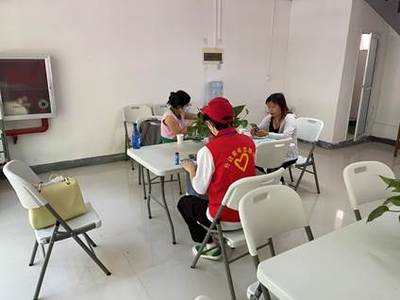 校團委組織學(xué)生骨干志愿者開展迎新志愿服務(wù)活動